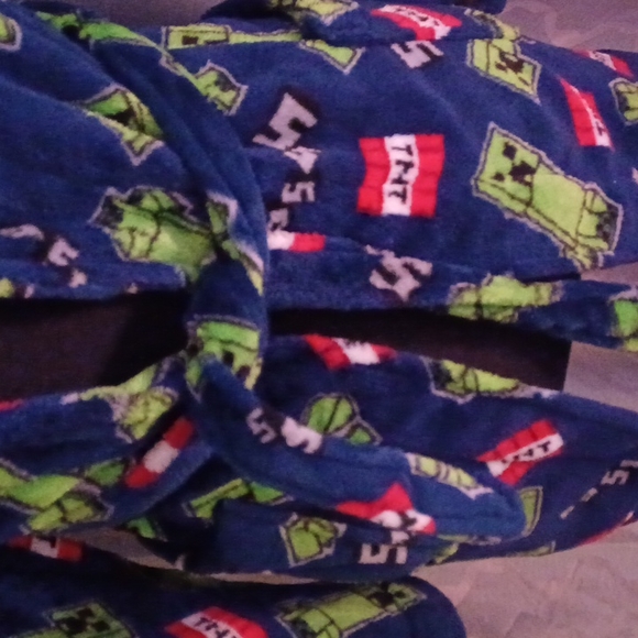 Minecraft TNT Creeper Robe & Cap - Picture 4 of 8